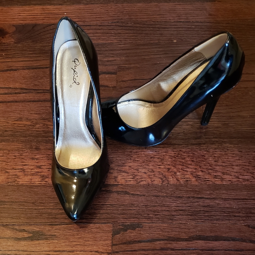 Qupid, black patent shine heels